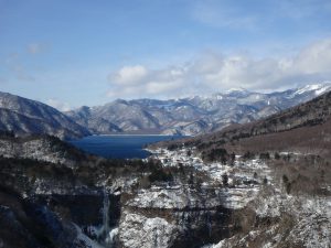 明智平展望台から雪化粧の中禅寺湖を眺めて