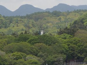 中禅寺湖の湖面から望む竜頭の滝